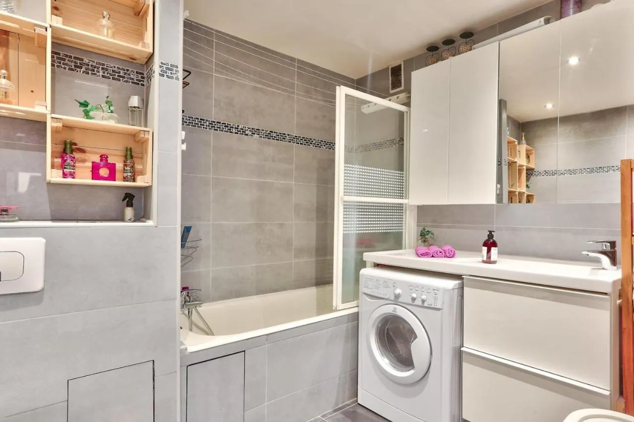 Bright 2 Room Apartment In Paryż Francja